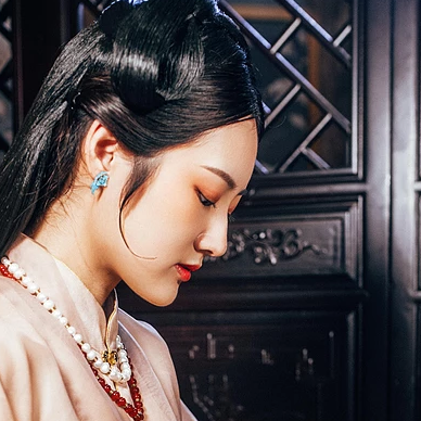 優雅復古帶團扇女子頭像，唯美古風真人頭像