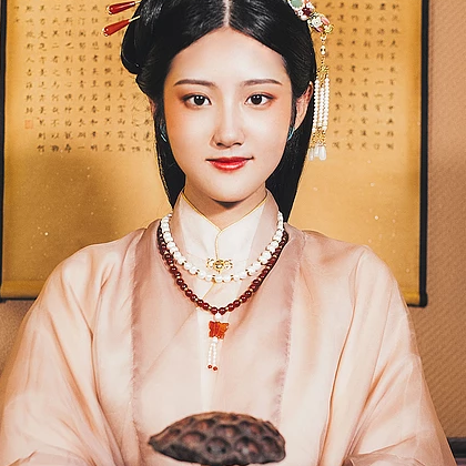 優雅復古帶團扇女子頭像，唯美古風真人頭像