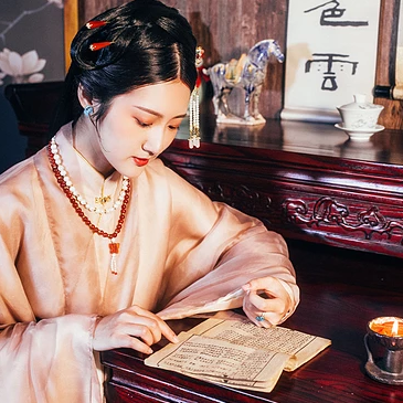 優雅復古帶團扇女子頭像，唯美古風真人頭像