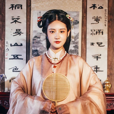 優雅復古帶團扇女子頭像，唯美古風真人頭像