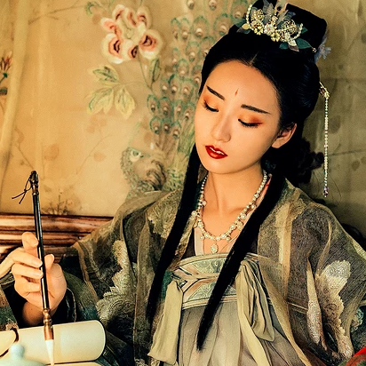 華麗妝容帶團(tuán)扇女子頭像，唯美古風(fēng)真人頭像