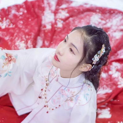 雪中團花帶傘女子頭像，唯美古真人頭像