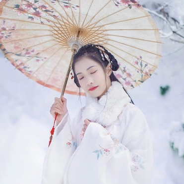 雪中團花帶傘女子頭像，唯美古真人頭像