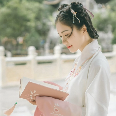粉嫩提燈少女頭像，唯美古真人頭像