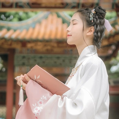 粉嫩提燈少女頭像，唯美古真人頭像