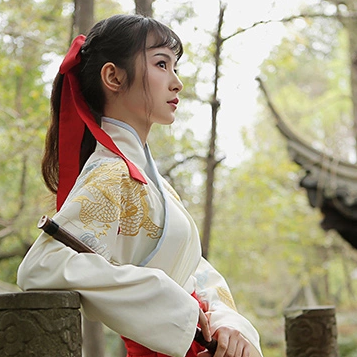 霸氣吹笛女生頭像，唯美古風真人頭像
