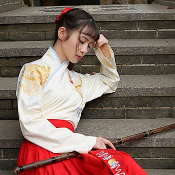 霸氣吹笛女生頭像，唯美古風真人頭像