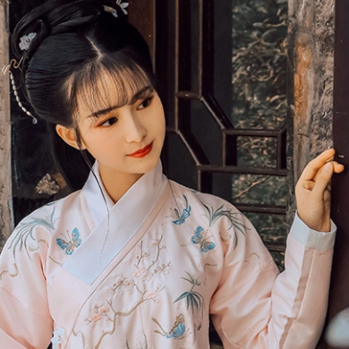 漢服帶團扇女生頭像，唯美古風真人頭像