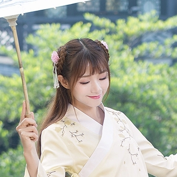 淡黃色漢服帶傘女生頭像，唯美古風真人頭像