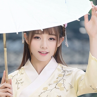 淡黃色漢服帶傘女生頭像，唯美古風真人頭像