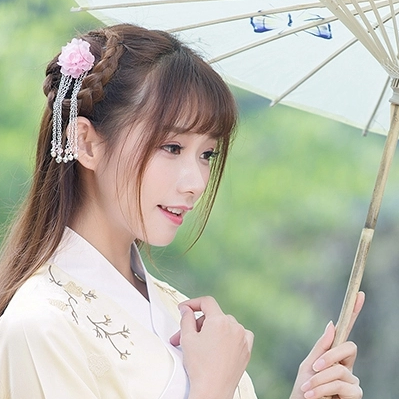 淡黃色漢服帶傘女生頭像，唯美古風真人頭像