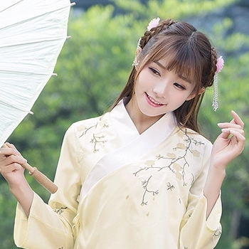 淡黃色漢服帶傘女生頭像，唯美古風真人頭像