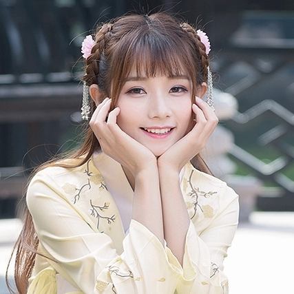 淡黃色漢服帶傘女生頭像，唯美古風真人頭像