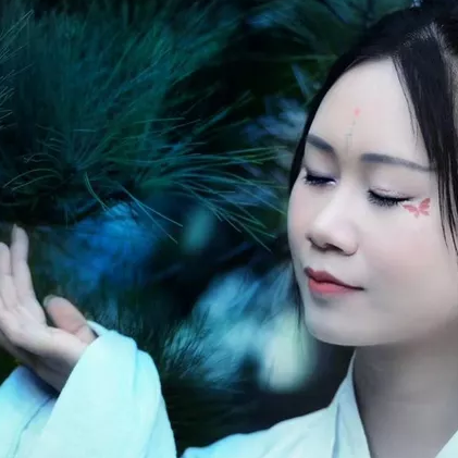 竹林帶團扇女生頭像，唯美古風真人頭像