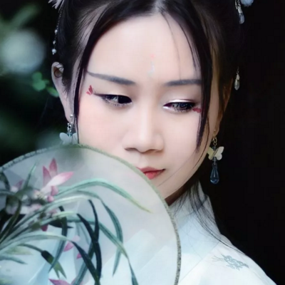 竹林帶團扇女生頭像，唯美古風真人頭像