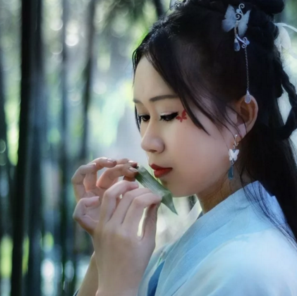 竹林帶團扇女生頭像，唯美古風真人頭像