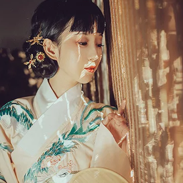 俏皮可愛帶團扇女生頭像，唯美古風真人頭像