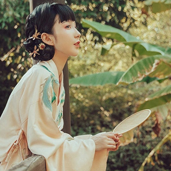 俏皮可愛帶團扇女生頭像，唯美古風真人頭像