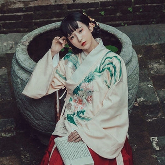 俏皮可愛帶團扇女生頭像，唯美古風真人頭像
