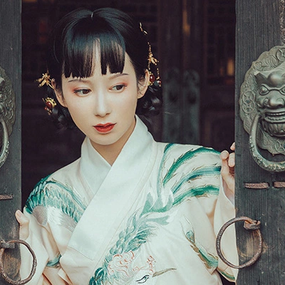 俏皮可愛帶團扇女生頭像，唯美古風真人頭像