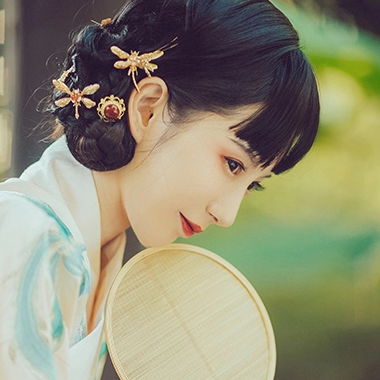俏皮可愛帶團(tuán)扇女生頭像，唯美古風(fēng)真人頭像