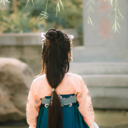 柳葉下放風箏女生頭像，唯美古風真人頭像