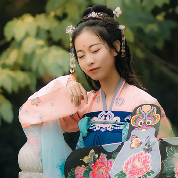 柳葉下放風箏女生頭像，唯美古風真人頭像