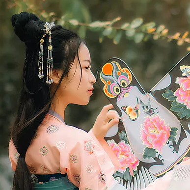 柳葉下放風箏女生頭像，唯美古風真人頭像