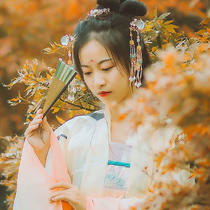 楓葉彈琴帶折扇女生頭像，唯美古風真人頭像
