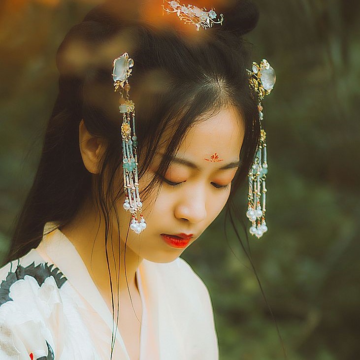 楓葉彈琴帶折扇女生頭像，唯美古風真人頭像