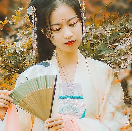 楓葉彈琴帶折扇女生頭像，唯美古風真人頭像