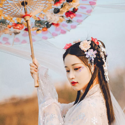 嬌艷帶傘女生頭像，唯美古風真人頭像