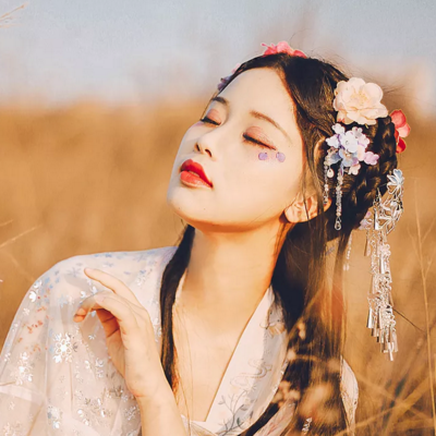 嬌艷帶傘女生頭像，唯美古風真人頭像