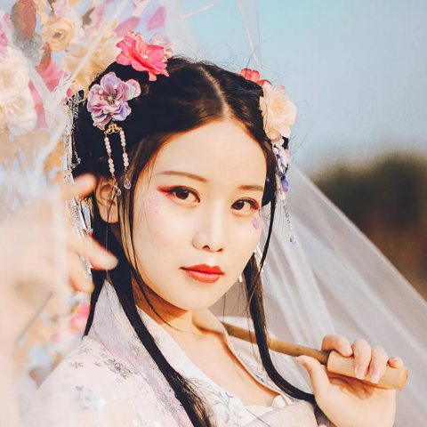 嬌艷帶傘女生頭像，唯美古風真人頭像
