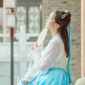 清新帶傘團扇女生頭像，唯美古風真人頭像