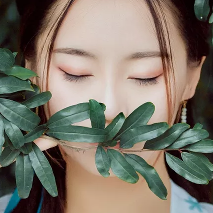 清新帶傘團扇女生頭像，唯美古風真人頭像