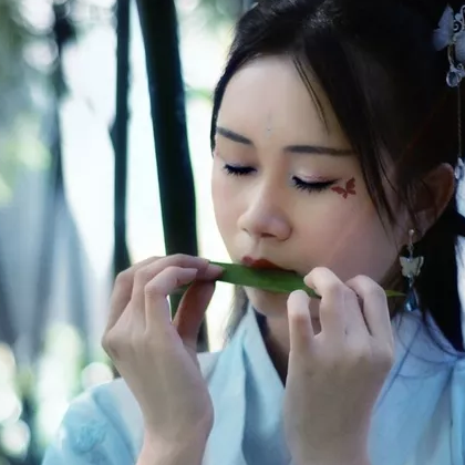 竹林帶團扇女生頭像，唯美古風真人頭像