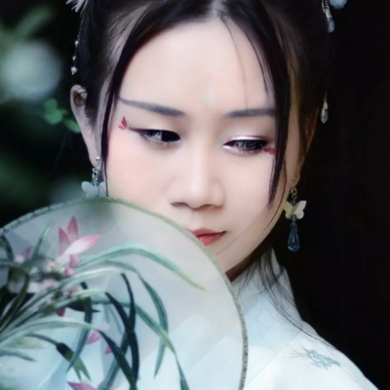 竹林帶團扇女生頭像，唯美古風真人頭像