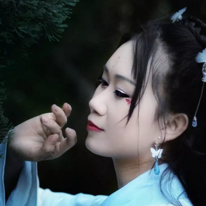 竹林帶團扇女生頭像，唯美古風真人頭像