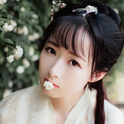 小清新白衣女子頭像，唯美古風真人頭像
