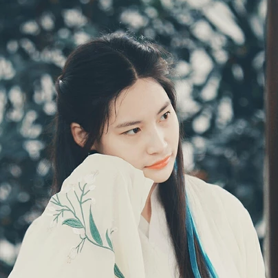 蒙眼帶團(tuán)扇女子頭像，唯美古風(fēng)真人頭像
