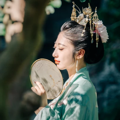 夏日荷塘帶團扇少女頭像，唯美古風真人頭像