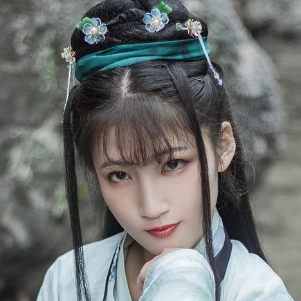 青玉流帶劍少女頭像，唯美古風真人頭像