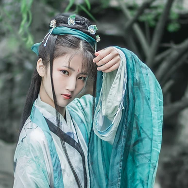 青玉流帶劍少女頭像，唯美古風真人頭像