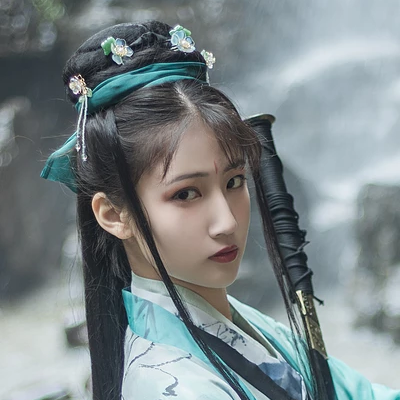 青玉流帶劍少女頭像，唯美古風真人頭像