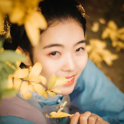 秋風帶團扇少女頭像，唯美古風真人頭像