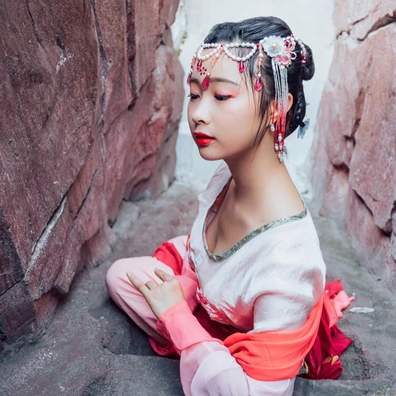 浮世年華少女頭像，唯美古風真人頭像