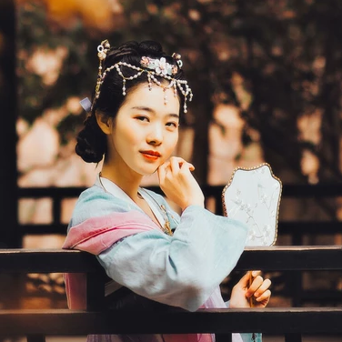 秋意唯美帶傘頭像，唯美古風真人女子頭像