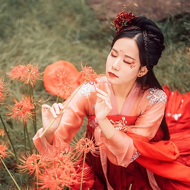 妖艷彼岸花紅衣女子頭像，唯美古風真人頭像