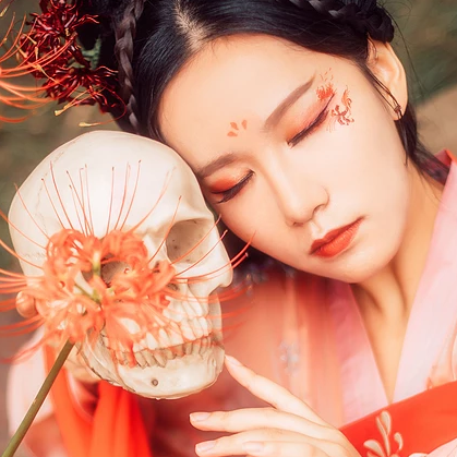 妖艷彼岸花紅衣女子頭像，唯美古風真人頭像